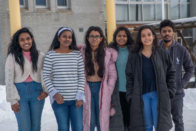 6 studenter fra sri lanka fotografert utenfor NFH-bygget